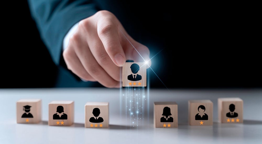 Sem Parar Empresas: sete blocos com bonecos desenhados, sendo que um está sendo retirado por uma mão, que representa o turnover de uma empresa