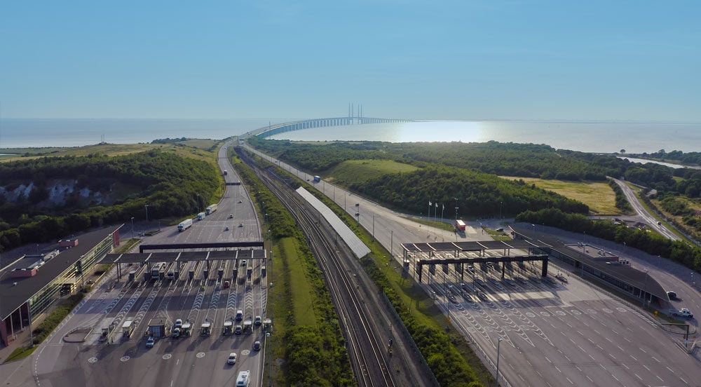 Sem Parar Empresas: uma praça de cobrança em uma rodovia representando quantos pedágios podem haver em um longo trajeto. 
