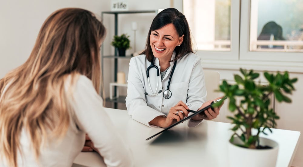 Médica atendendo uma paciente que possui o benefício da Sem Parar Empresas que se assemelha à assistência médica