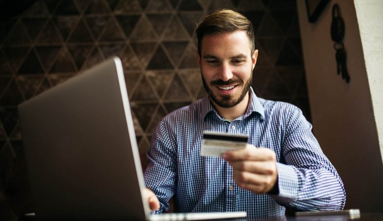 Conheça o Cartão Combustível e controle os veículos em tempo real