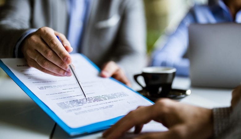 Qual é a importância do contrato de prestação de serviços de transporte?