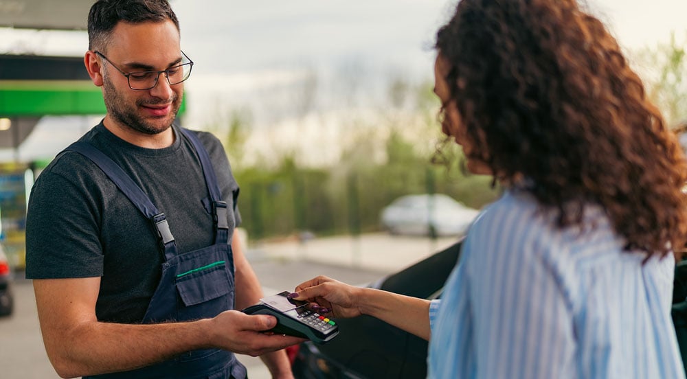 Como escolher um cartão combustível para empresas com frotas?