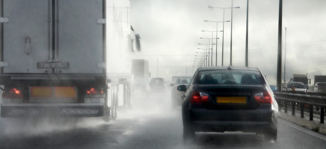 Como lidar com aquaplanagem: conheça 3 dicas de direção para essa situação!