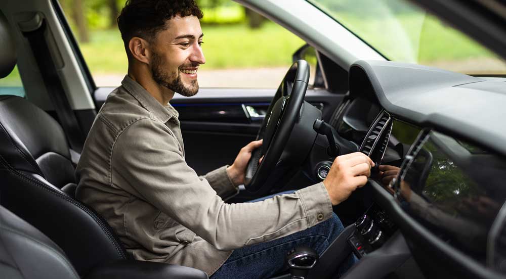 Sem Parar Empresas: homem dirigindo um veículo corporativo