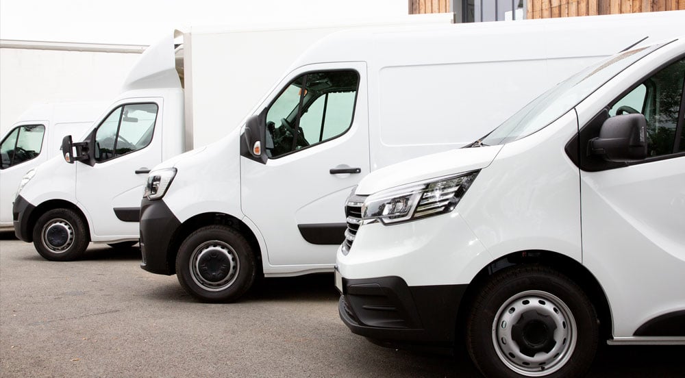 Quatro veículos enfileirados que utilizam o cartão combustível para frota de vans da Sem Parar Empresas