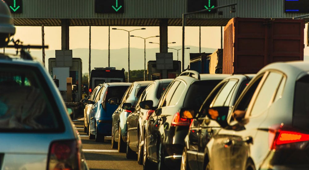 Grandes filas de pedágio, formando trânsito entre carros que não utilizam a tag da Sem Parar Empresas