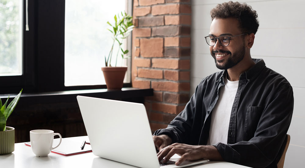 Sem Parar Empresas: homem mexendo em seu notebook para emitir o DUT digital
