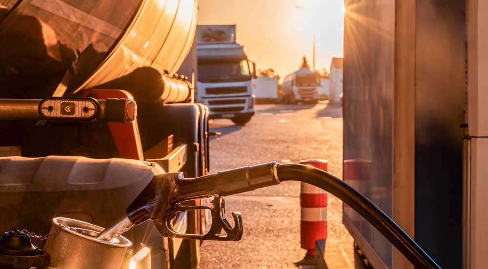 Sem Parar Empresas: mangueira abastecendo para o consumo de combustível do caminhhão