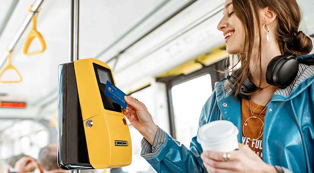 Sem Parar Empresas: mulher pagando ônibus com cartão que foi disponibilizado pela empresa segundo a Lei do vale-transporte
