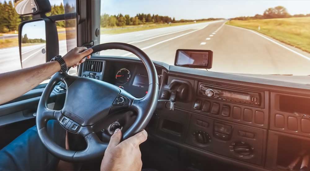 Como caminhoneiros devem agir em condições adversas de via